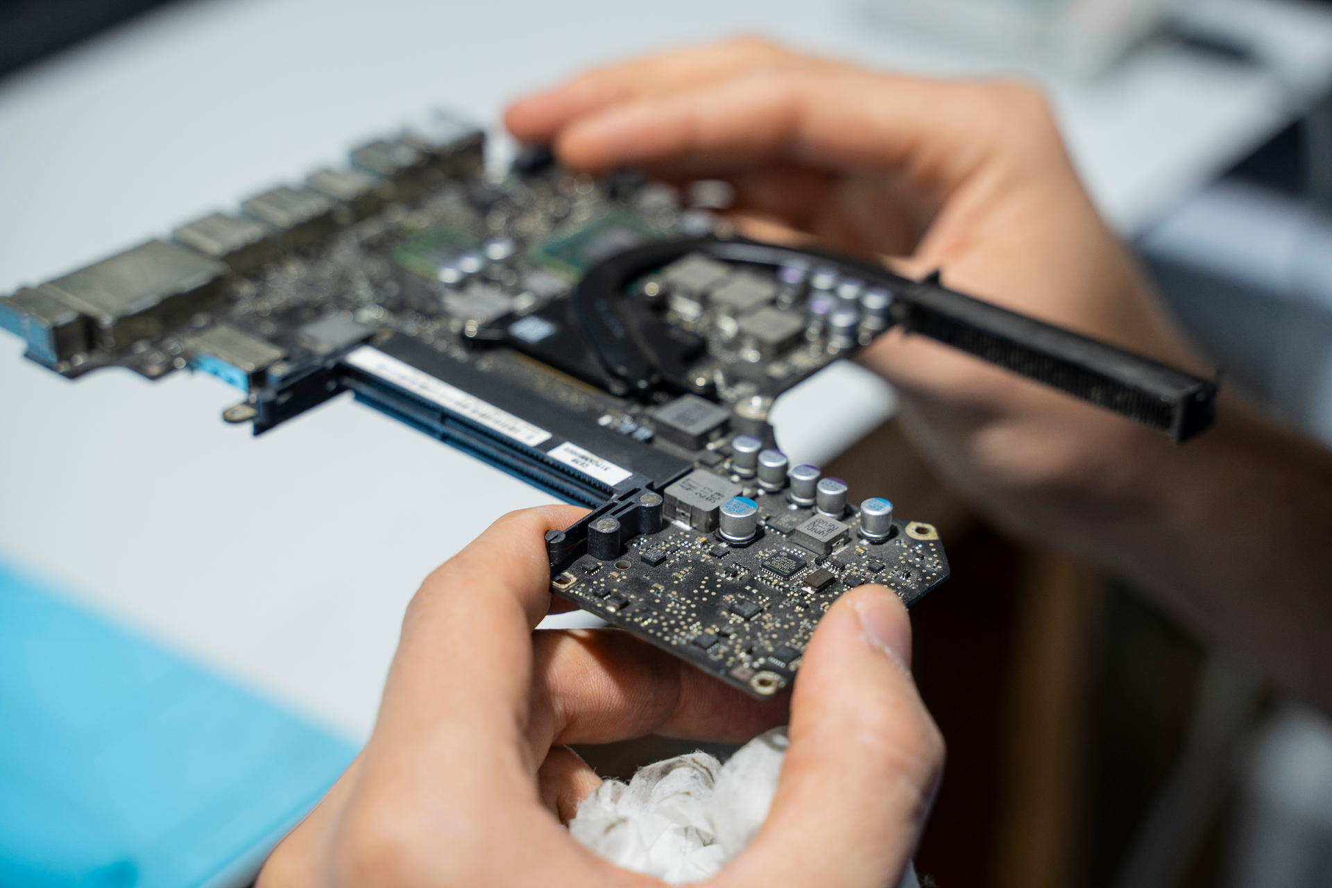 Reparación de placa base de un MacBook