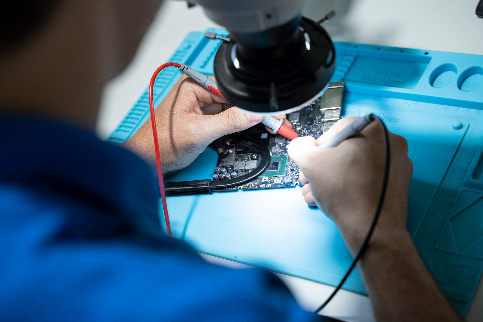 Diagnóstico con microscopio y multímetro a nivel de componente